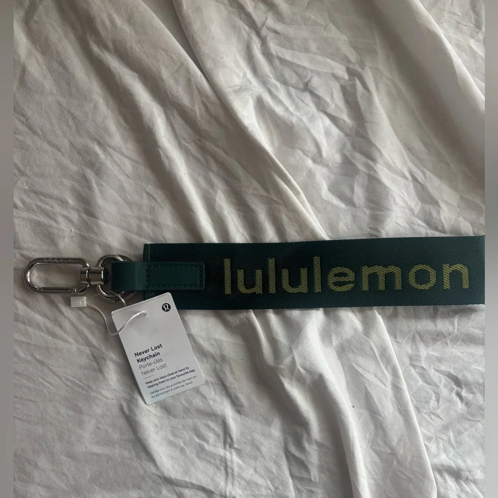 Lululemon Green never lost Keychain - Picture 1 of 1
